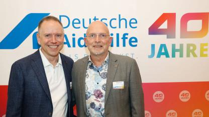 Dirk Meyer mit Volker Mertens vor einem Banner zu 40 Jahre DAH